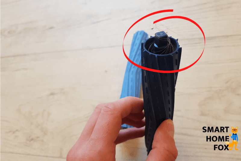 Die Haare können aus der Gummibürste des Deebot T9 AIVI mit der Hand entfernt werden